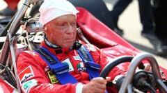 Niki Lauda sentado en el coche donde fue campe&oacute;n.