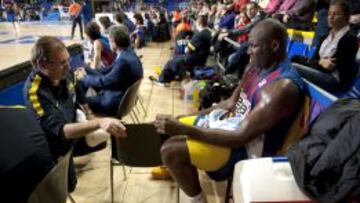 DOS SEMANAS K.O. Jawai es atendido por el trainer Toni Bové, pero estará dos semanas de baja.