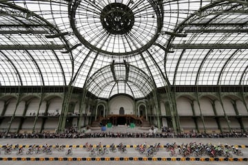 Así fue la última etapa del Tour: El paseo por París