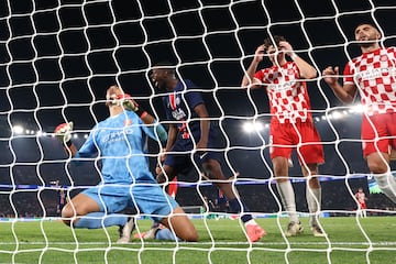 1-0, minuto 89. Paulo Gazzaniga, en su único error de la noche, no consigue atrapara el balón y se le cuela entre las piernas. En la imagen, el portero del Girona se lamenta de la desafortunada jugada.