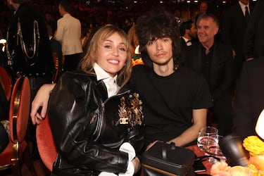 Miley Cyrus y Maxx Morando 
durante la gala de los Premios Grammy 2026 celebrados en el Crypto.com Arena de Los Ángeles.