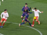 Imagen de la posible falta de Echeverri a Koundé que acabó en el 2-1 del Girona al Barça.