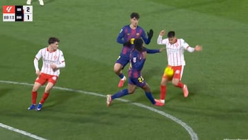 Imagen de la posible falta de Echeverri a Koundé que acabó en el 2-1 del Girona al Barça.