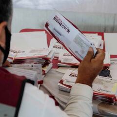 Pensión Bienestar: ¿Qué pasa si no puedo ir por mi tarjeta y quién puede sacarla por mí?