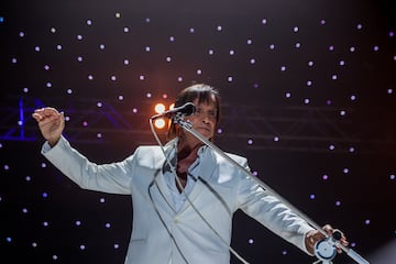 El cantante Roberto Carlos durante un concierto en el Wizink Center, a 26 de septiembre de 2024, en Madrid (España). Roberto Carlos es uno de los iconos más populares y reconocidos de la música brasileña en el mundo. El cantautor es uno de los artistas latinos que más discos ha vendido, con más de 150 millones de copias. El artista reconocido con varios premios Grammy visita de nuevo España para interpretar nuevos temas, como el single ‘Eu Ofreço Flores’ publicado en 2023, en un concierto donde interpreta éxitos como ‘Lady Laura’, ‘Amigo’ o ‘El gato que está triste y azul’, entre otros.
26 SEPTIEMBRE 2024;CONCIERTO;WIZINK CENTER;ROBERTO CARLOS;CANTANTE;
Ricardo Rubio / Europa Press
26/09/2024