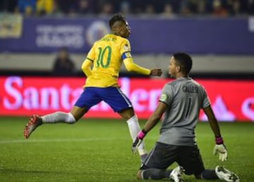 Neymar marcó un tanto y dio la asistencia para el gol del triunfo de Brasil sobre Perú.