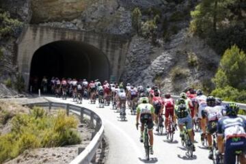 El pelotón durante la 16ª etapa de la Vuelta Ciclista a España 2016.