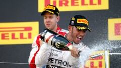 Lewis Hamilton celebra su triunfo en el podio de Suzuka.