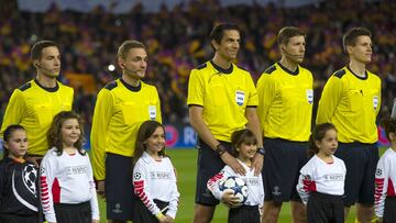 Aytekyn y su equipo arbitral.