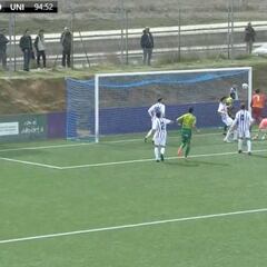 Minuto 95', falta a favor, su equipo pierde y el portero hace esto...