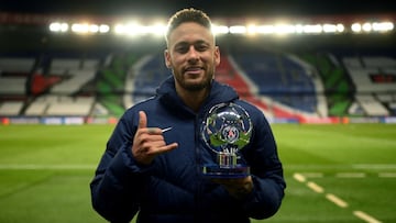 Neymar con el premio al &#039;jugador dle partido&#039;