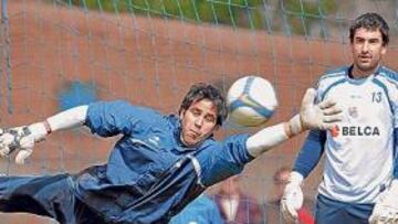 <b>BAJA. </b>Bravo, en un entrenamiento, no jugará el domingo.