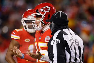 KANSAS CITY, MISSOURI - JANUARY 13: Patrick Mahomes #15 of the Kansas City Chiefs heads to the sideline after his helmet was cracked during the third quarter in the AFC Wild Card Playoffs against the Miami Dolphins at GEHA Field at Arrowhead Stadium on January 13, 2024 in Kansas City, Missouri.   David Eulitt/Getty Images/AFP (Photo by David Eulitt / GETTY IMAGES NORTH AMERICA / Getty Images via AFP)