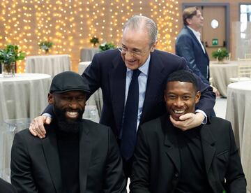 Antonio Rüdiger, Florentino Pérez y David Alaba bromeando durante un momento de la comida.
