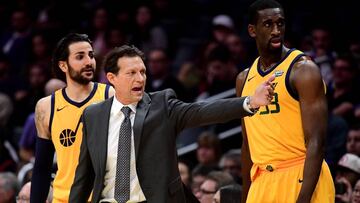 LOS ANGELES, CA - NOVEMBER 30: Quin Snyder of the Utah Jazz calls out to the bench in front of Ricky Rubio #3 and Ekpe Udoh #33 during the first half against the LA Clippers at Staples Center on November 30, 2017 in Los Angeles, California.   Harry How/Getty Images/AFP
 == FOR NEWSPAPERS, INTERNET, TELCOS &amp; TELEVISION USE ONLY ==
