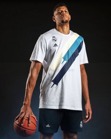 El Real Madrid Baloncesto se une a adidas y Lucasfilm para presetnar una nueva equipación inspirada en la saga cinematográfica Star Wars. Esta colección incluye dos camisetas de juego, la camiseta reversible de entrenamiento y dos modelos de camisetas ext