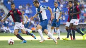 Paco Montañés conduce el balon frente Izzo (i) y De Maio (d).