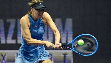 Maria Sharapova devuelve una bola ante Daria Gavrilova durante su partido en el St. Petersburg Ladies Trophy en el Sibur Arena de San Petersburgo.