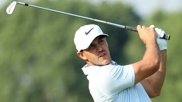 Brooks Koepka golpea la bola durante el HSBC Champions en el Sheshan International Golf Club de Shanghai.