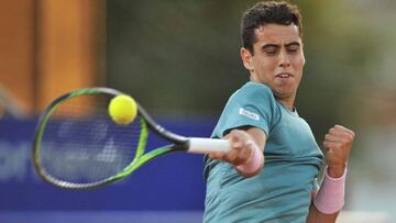 Jaume Munar devuelve una bola durante un partido en el C&oacute;rdoba Open.