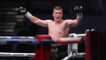 Alexander Povetkin celebra su victoria ante Dillian Whyte.