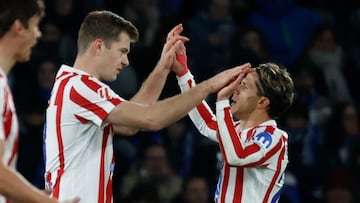 SAN SEBASTIÁN, 04/01/2026.- El delantero noruego del Atlético de Madrid Alexander Sorloth (c) celebra su gol con Giuliano Simeone (d) durante el partido de la jornada 18 de LaLiga que Real Sociedad y Atlético de Madrid disputan hoy domingo en el estadio de Anoeta. EFE/Juan Herrero