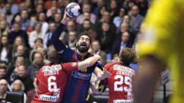 Nikola Karabatic supera a la defensa danesa.