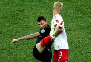 Mario Mandzukic con Simon Kjaer.