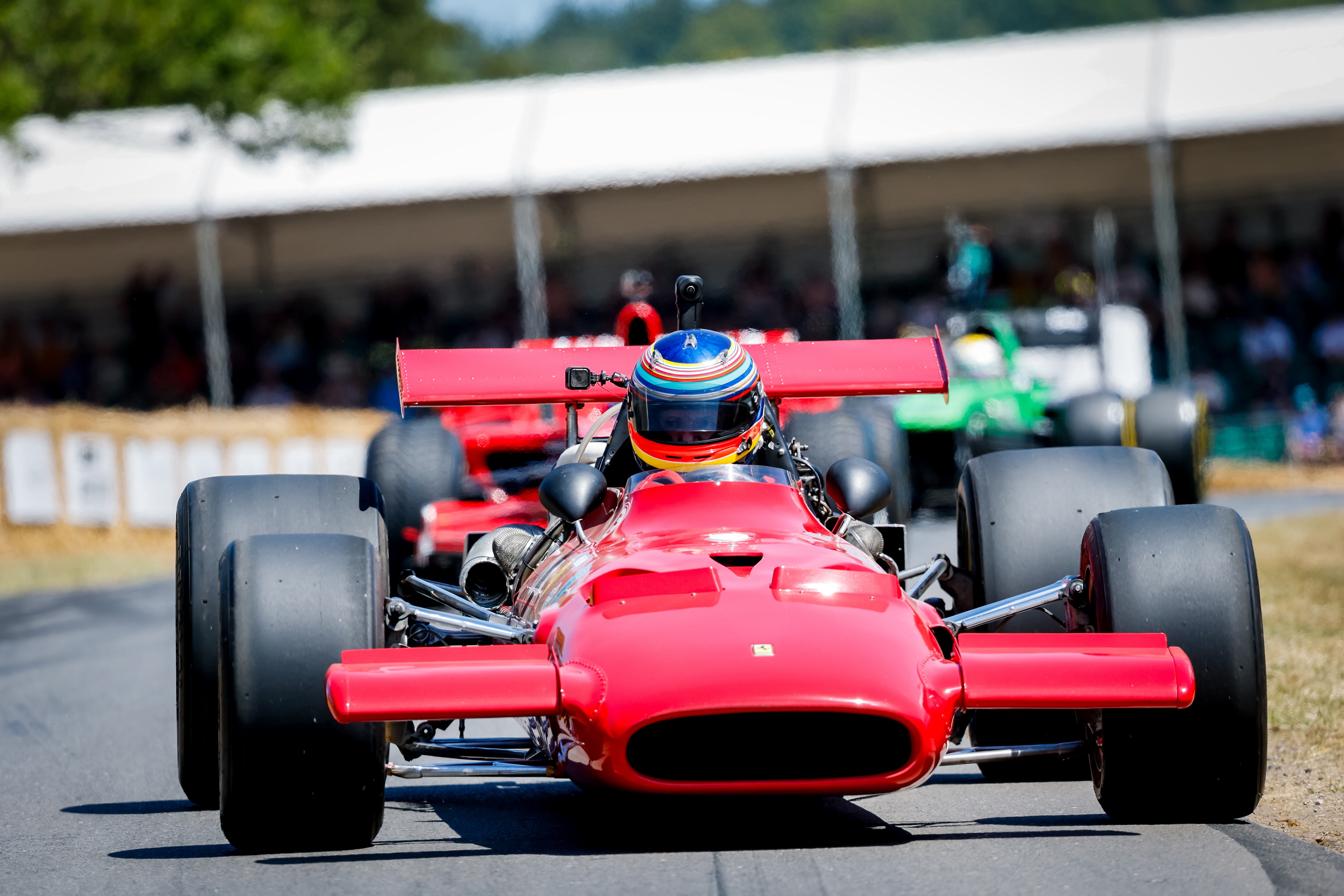 Adrian Newey pilota el Lotus-Cosworth 49B durante el Festival de Goodwood 2025.