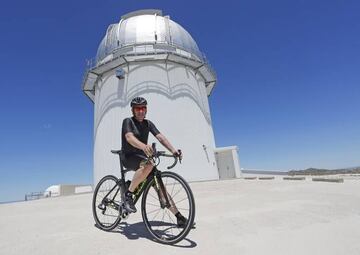 Escartín posa frente al Observario Astrofísico.