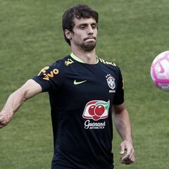 Rodrigo Caio pasó los exámenes médicos con el Barça; el Valencia le descartó por la rodilla