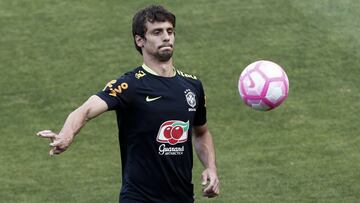 Rodrigo Caio se ejercita con la selección de Brasil