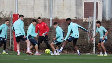 GRAFCAV8923. LEZAMA (BIZKAIA), 22/01/2026.-Los jugadores del Athletic Club, durante el entrenamiento de este jueves, el equipo que el sábado visitará al Sevilla FC en la vigésimo primera jornada de LaLiga, buscará su tercera victoria consecutiva en el Ramón Sánchez Pizjuán tras haber ganado por 0-2 en la temporada 2023-24 (Vesga y Paredes) y por 0-1 en la 2024-25 (Yeray).EFE/Luis Tejido