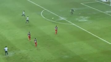 ¡Insólito! La lluvia benefició a Monterrey en increíble gol