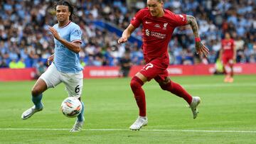 LEICESTER, ENGLAND - JULY 30: Darwin Nunez of Liverpool is challenged by Nathan Ake of Manchester City during the The FA Community Shield between Manchester City and Liverpool at The King Power Stadium on July 30, 2022 in Leicester, England. (Photo by Mike Hewitt/Getty Images)