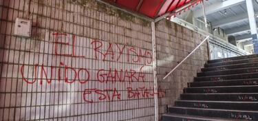 Aparecen pintadas en Vallecas contra la subida de los abonos