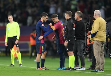 Ovación atronadora en el minuto 83 para el mediocentro sevillano que recibió el brazalete de capitán de Pedri antes de entrar en el rectángulo de juego.