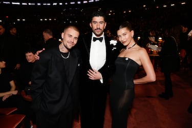 Justin Bieber, Bad Bunny y Haily Bieber 
durante la gala de los Premios Grammy 2026 celebrados en el Crypto.com Arena de Los Ángeles.