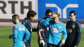 <b>ALERTA. </b>El uruguayo fue atendido y salió del campo dolorido.