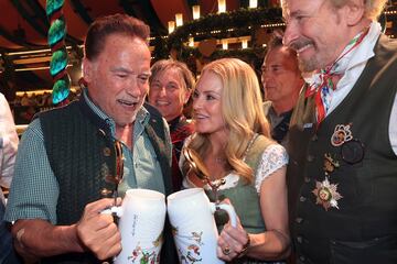 Arnold Schwarzenegger, Heather Milligan y Thomas Gottschalk durante la fiesta del Oktoberfest celebrado en Munich.