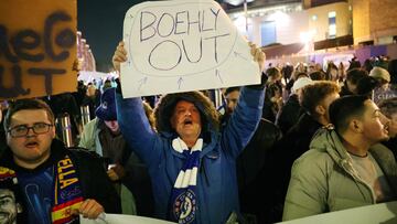 LONDON (United Kingdom), 25/02/2025.- Chelseas fans protest calling for Chelsea owner Todd Boehly out ahead of the English Premier League soccer match between Chelsea and Southampton at Stamford Bridge in London, Britain, 25 February 2025. (Protestas, Reino Unido, Londres) EFE/EPA/ANDY RAIN EDITORIAL USE ONLY. No use with unauthorized audio, video, data, fixture lists, club/league logos, 'live' services or NFTs. Online in-match use limited to 120 images, no video emulation. No use in betting, games or single club/league/player publications.