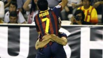 Pedro celebra el gol de Cesc.