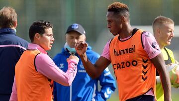 James Rodr&iacute;guez y Yerry Mina en un entrenamiento del Everton