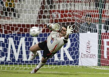 Jos&eacute; Moreira detiene un penalti en un amistoso entre el Benfica y el Lazio dispuntado en enero de 2007 en Dubai.