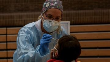 Una sanitaria realiza un test de antígenos para detección del coronavirus a una vecina de la zona básica de salud de San Juan de la Cruz en el polideportivo municipal El Torreón, en Pozuelo de Alarcón, Madrid (España), a 3 de noviembre de 2020.
3 NOVIEMBRE 2020;SAN JUAN DE LA CRUZ;LIMITACIONES;RESTRICCIONES;ANTÍGENOS;CORONAVIRUS;TESTS;POZUELO DE ALARZÓN;MADRID
Ricardo Rubio / Europa Press
03/11/2020