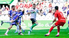 Íñigo Vicente, del Racing, remata a gol tras un despeje de Amo, de la Ponferradina.