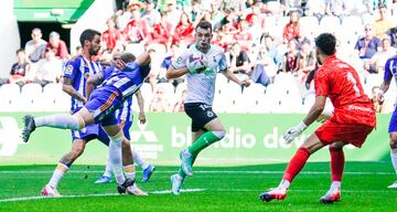 Íñigo Vicente, del Racing, remata a gol tras un despeje de Amo, de la Ponferradina.