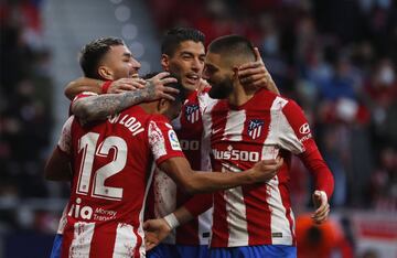 Los jugadores del Atleti, celebran el 2-0 de Correa. 