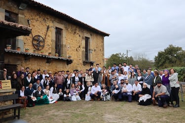 Los Reyes, la princesa Leonor y la Infanta Sofía durante el acto de entrega del Premio al 'Pueblo Ejemplar' de Asturias 2025 a Valdesoto.