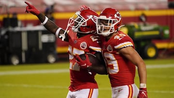 Los Chiefs interceptaron en dos ocasiones al mariscal de campo Jarrett Stidham y en una ocasión a Brian Hoyer, quien inició el partido.